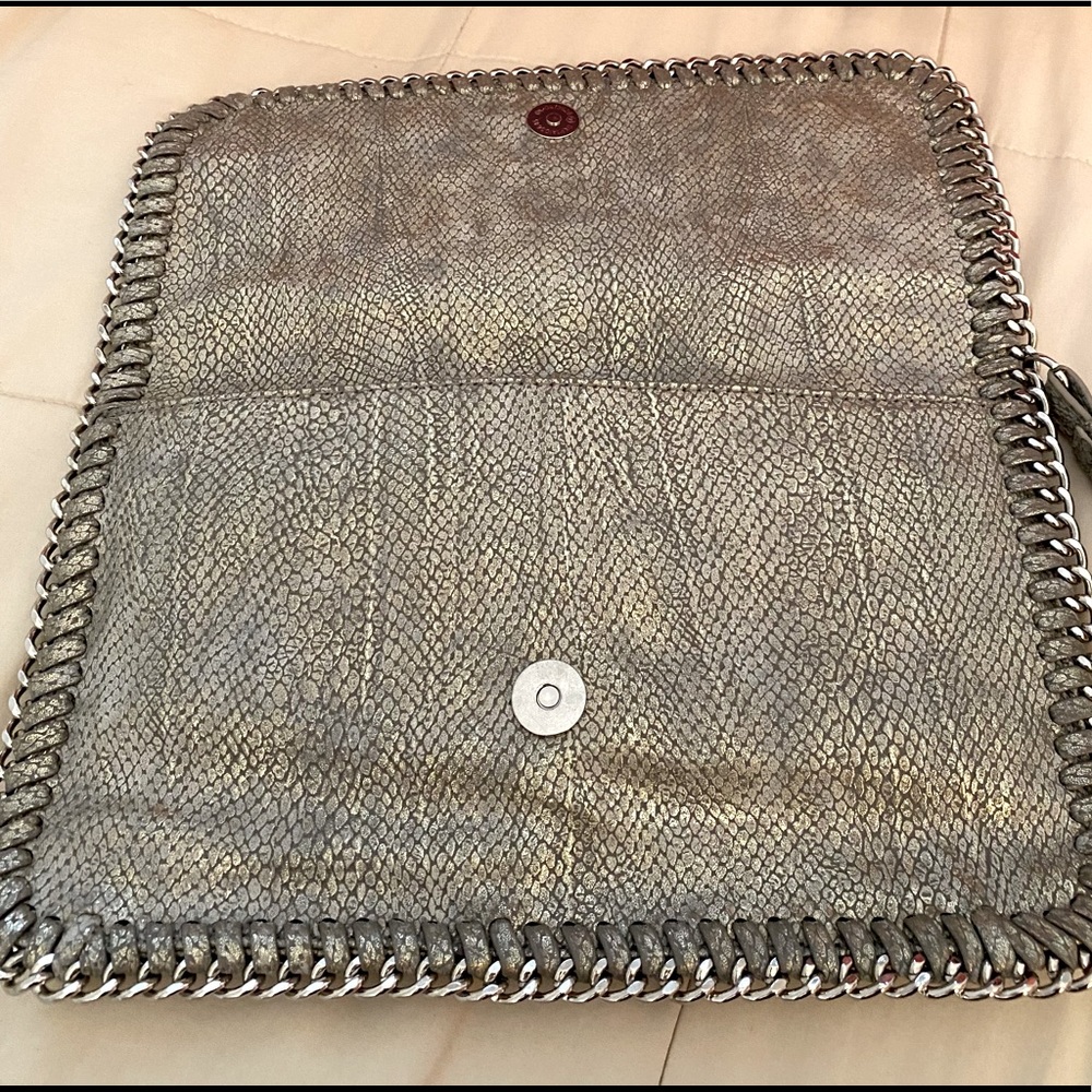 Silver Inzi clutch bag detailed w silver chain